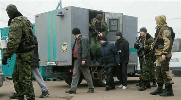 جنود موالون لروسيا يفرجون عن أسرى أوكرانيين