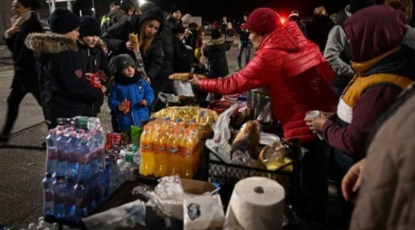   نازحون أوكرانيون يتلقون مساعدات