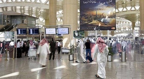 مسافرون في مطار بالسعودية