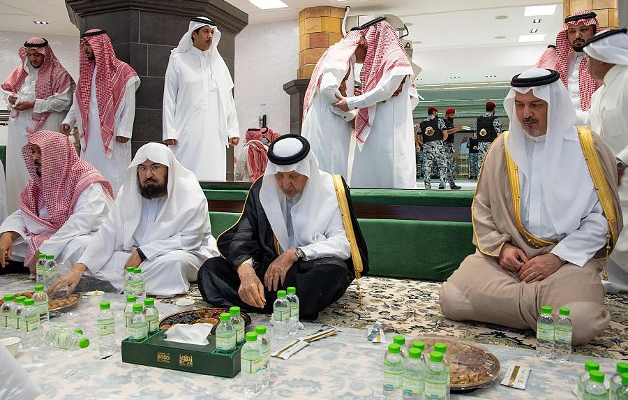 مشاركة أمير مكة للافطار