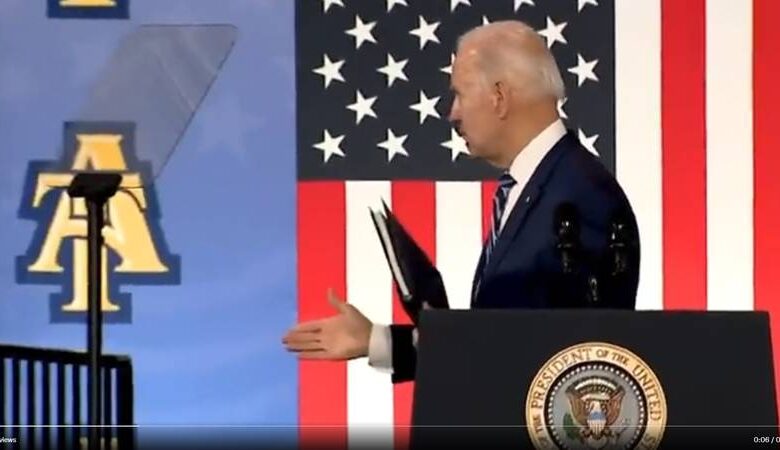 بايدن يصافح الهواء