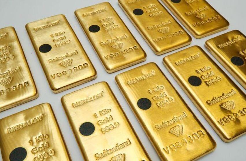 الذهب يتراجع مع صعود الدولار لأعلى مستوى في 20 عامًا