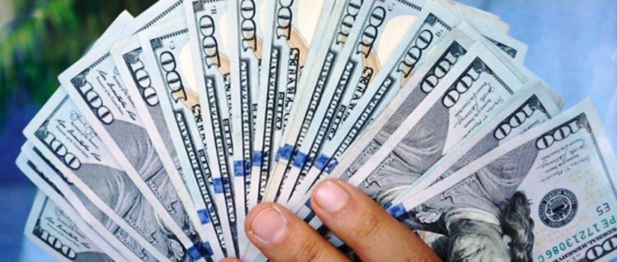 الدولار يصعد لأعلى مستوى في 20 عاماً بارتفاع الفائدة
