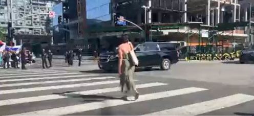 ضرب وإيقاف سيدة اقتربت من موكب الرئيس الأمريكي