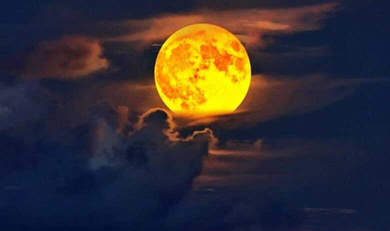 القمر العملاق