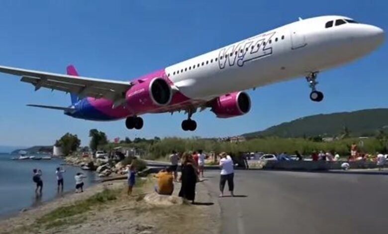 طائرة تهبط فوق رؤوس السياح في اليونان