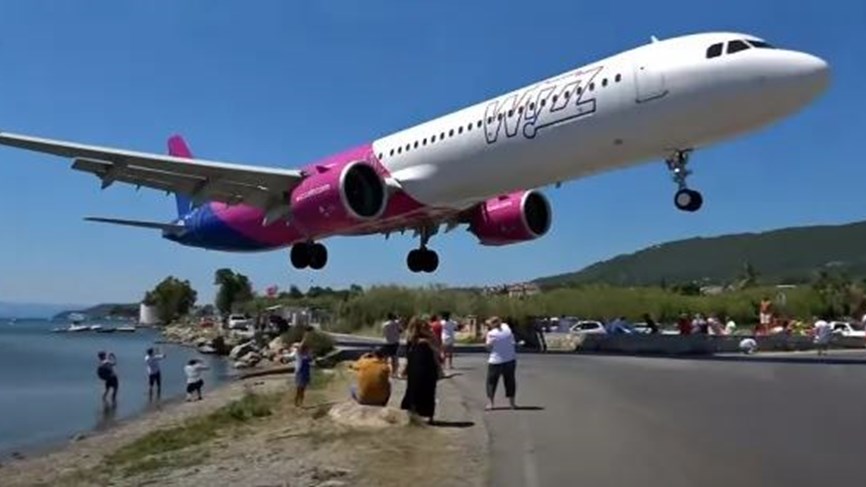 طائرة تهبط فوق رؤوس السياح في اليونان