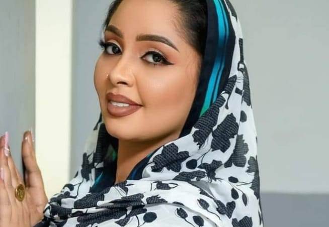 نجمة السوشيال ميديا منوية