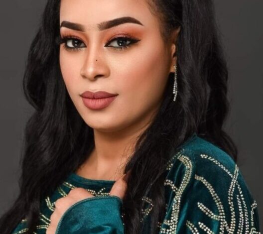 الفنانة إيمان الشريف