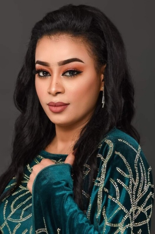 الفنانة إيمان الشريف