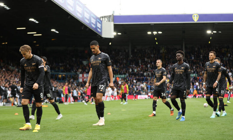 اللاعبون يغادرون الملعب