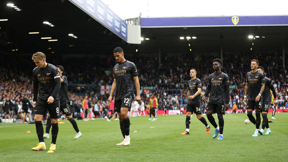 اللاعبون يغادرون الملعب