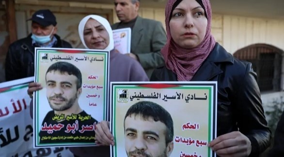 فلسطينيات يرفعن صورة ناصر أبو حميد