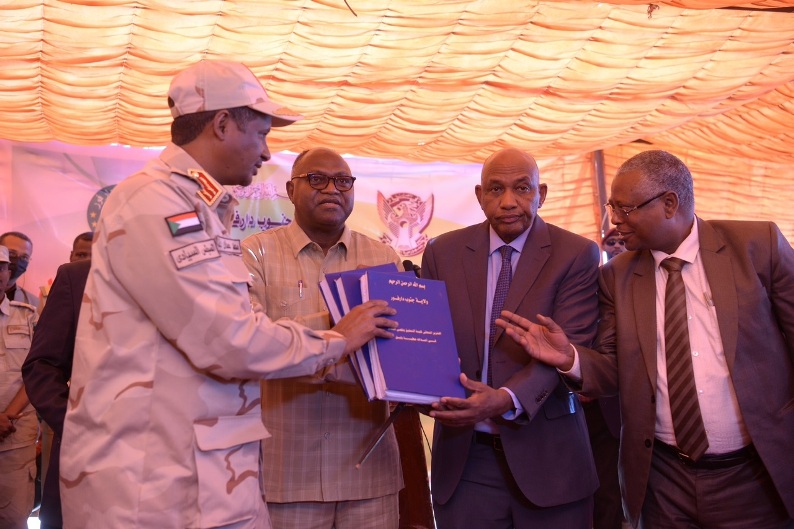 حميدتي متسلما التقرير