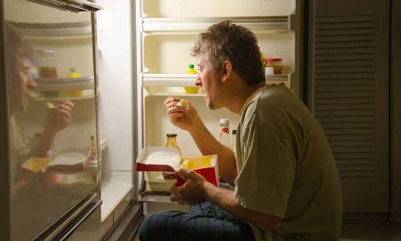 تناول الأطعمة ليلاً