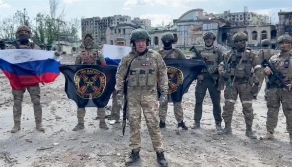 رئيس فاغنر وسط قواته