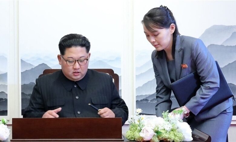 زعيم كوريا الشمالية كيم جونغ أون مع شقيقته