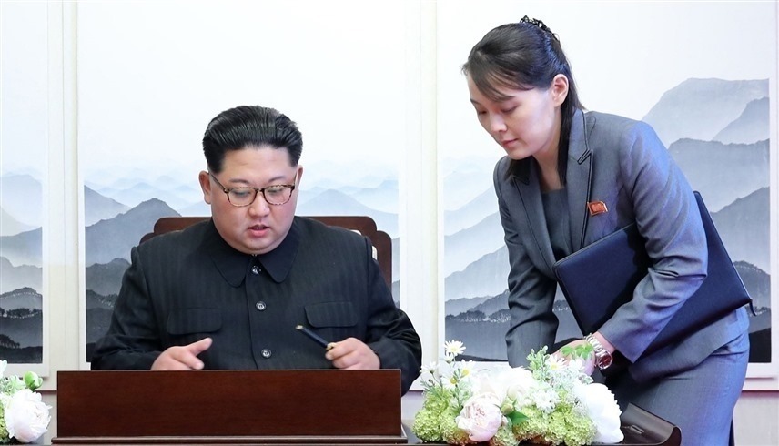 زعيم كوريا الشمالية كيم جونغ أون مع شقيقته