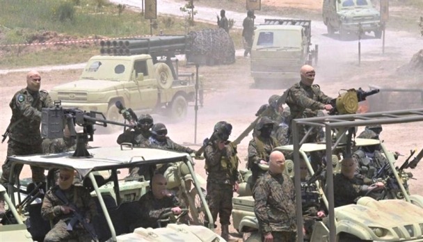 مسلحون من حزب الله خلال مناورة عسكرية