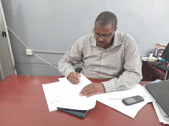 الأستاذ خالد حسن