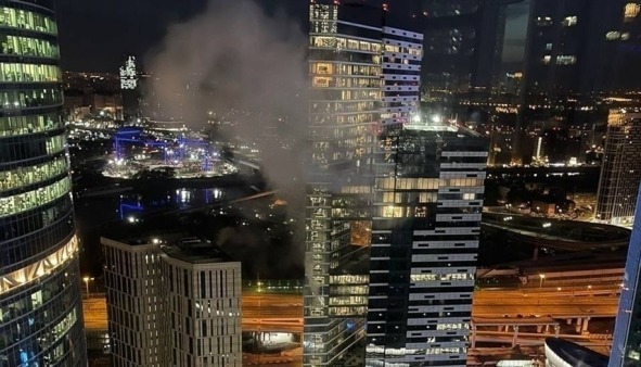 طائرة مسيّرة تستهدف برجاً شاهقاً