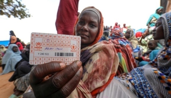 سودانيات يتلقين المعونات الخارجية