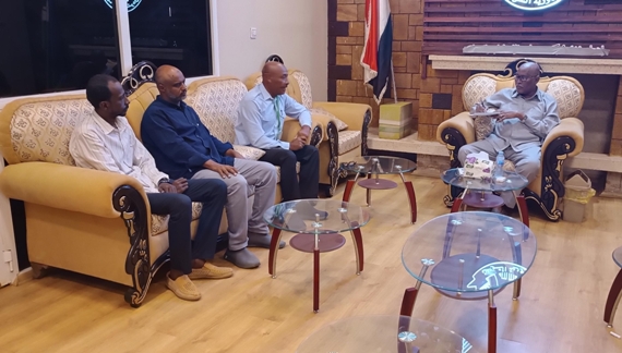 الوالي مع وفد الشركة السودانية لمطابع العملة