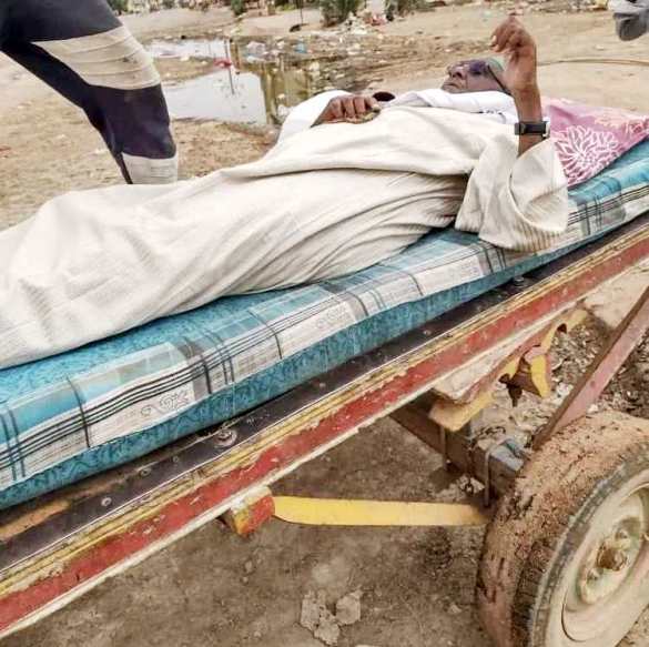 هاشم صديق محمول على ظهر كارو